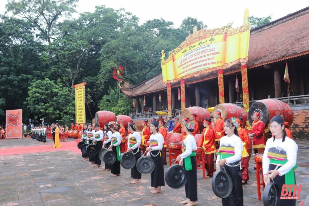 Các nghệ nhân biểu diễn cồng chiêng tại Lễ hội Lam Kinh năm 2022.
