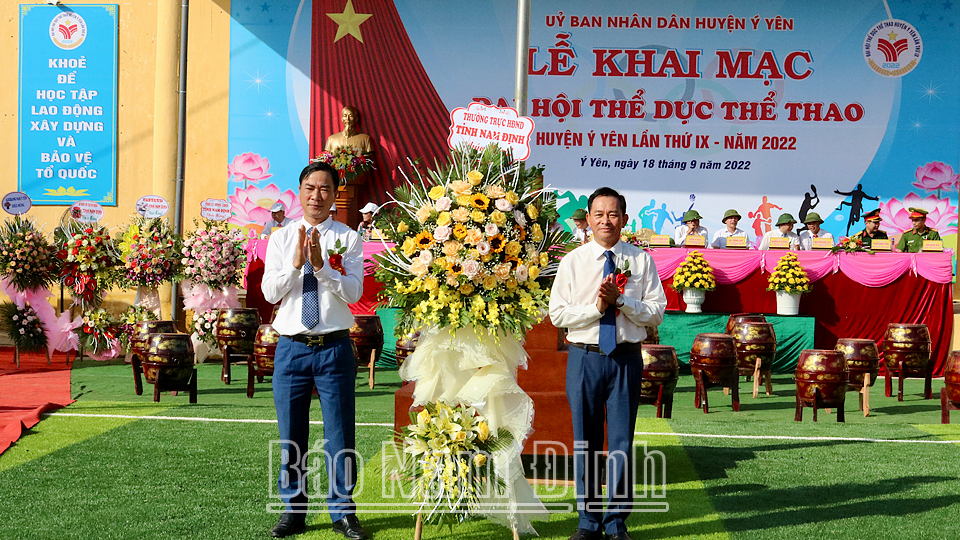 Đồng chí Nguyễn Phùng Hoan, Uỷ viên Ban TVTU, Phó Chủ tịch Thường trực HĐND tỉnh tặng Đại hội lẵng hoa tươi thắm.