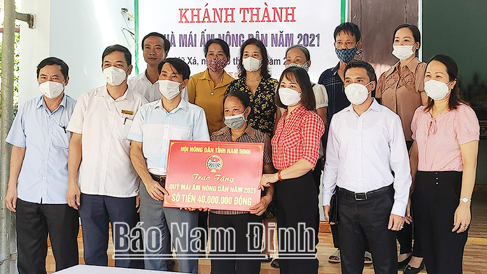 Hội Nông dân tỉnh hỗ trợ xây dựng nhà “Mái ấm nông dân” cho hội viên có hoàn cảnh khó khăn ở phường Mỹ Xá (thành phố Nam Định).