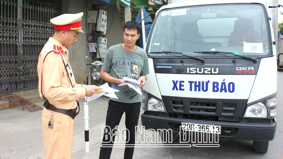 Lực lượng Cảnh sát giao thông (Công an huyện Ý Yên) thực hiện tuần tra, kiểm soát, phát hiện và xử lý các trường hợp vi phạm pháp luật về đảm bảo trật tự ATGT.