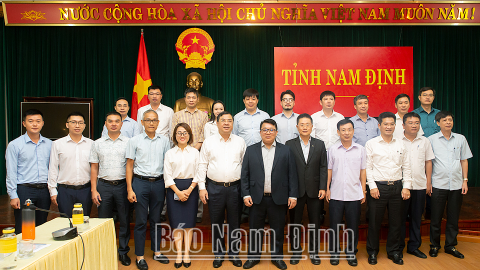 Các đồng chí lãnh đạo tỉnh chụp ảnh lưu niệm với đại diện Công ty TNHH VSIP Hải Phòng. Ảnh: Viết Dư