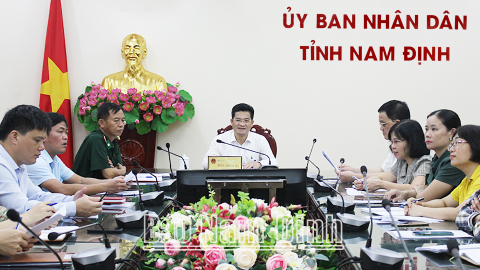  Đồng chí Trần Anh Dũng, Uỷ viên Ban TVTU, Phó Chủ tịch Thường trực UBND tỉnh chủ trì hội nghị tại điểm cầu tỉnh ta.