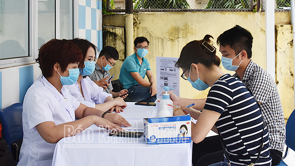 Người dân thành phố Nam Định đăng ký tiêm vắc xin phòng COVID-19 mũi 4.