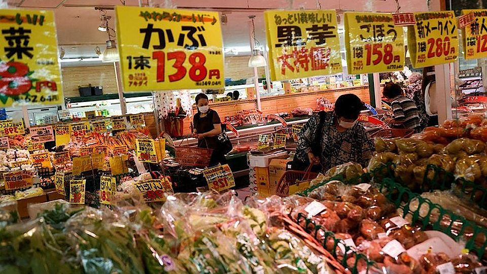 Người dân mua sắm tại một siêu thị ở Tokyo, ngày 21/6/2022. (Ảnh: Reuters)