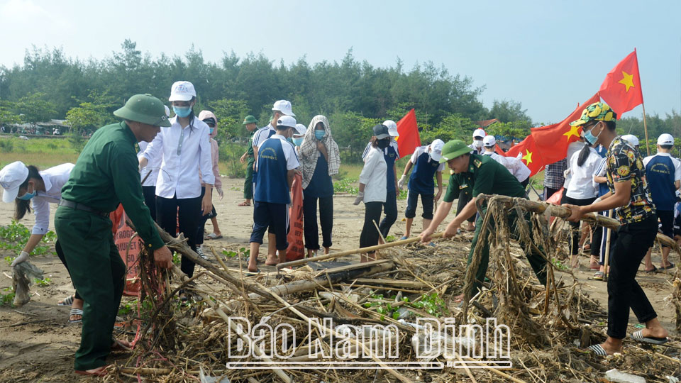 Đồn Biên phòng Ngọc Lâm phối hợp với Đoàn Thanh niên xã Nam Điền và Trường THCS xã Phúc Thắng (Nghĩa Hưng) dọn vệ sinh môi trường biển.