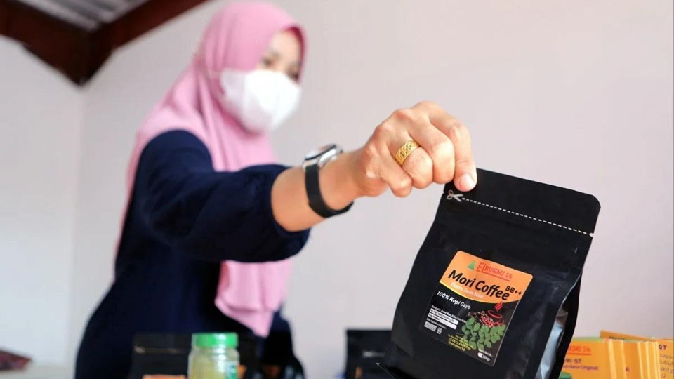 Doanh nhân Indonesia quảng cáo sản phẩm tại một sự kiện ở Banda Aceh.  Ảnh: EPA-EFE