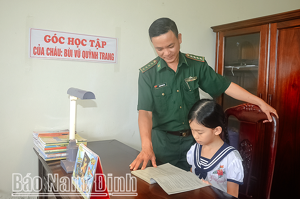 Đồn Biên phòng Quất Lâm (Giao Thủy) nhận nuôi cháu Bùi Võ Quỳnh Trang trong chương trình 