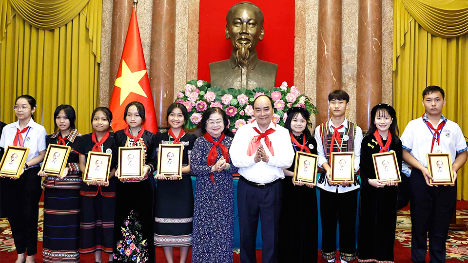 Chủ tịch nước Nguyễn Xuân Phúc tặng ảnh chân dung Bác Hồ cho các cháu thiếu nhi tiêu biểu các dân tộc.  Ảnh: Thống Nhất - TTXVN