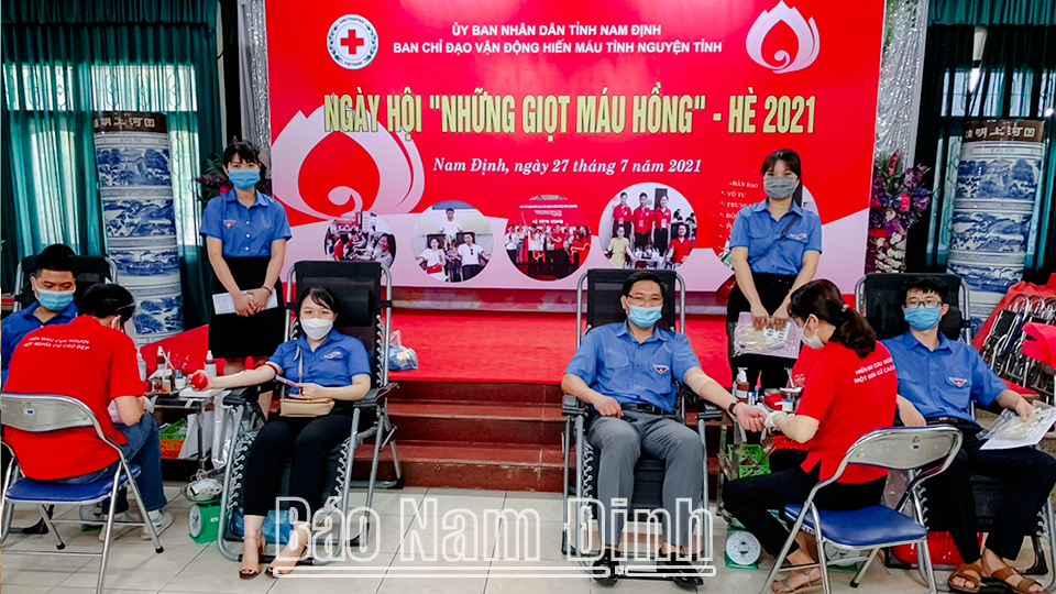 Đoàn viên, thanh niên trong tỉnh tích cực tham gia hoạt động hiến máu tình nguyện. Ảnh: Văn Huỳnh