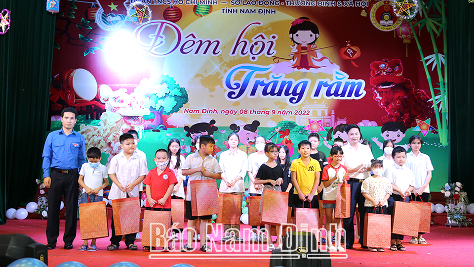 Lãnh đạo Tỉnh Đoàn và Sở Lao động - Thương binh và Xã hội trao quà cho các em thiếu nhi có hoàn cảnh khó khăn trên địa bàn thành phố Nam Định trong Đêm hội Trăng rằm năm 2022.