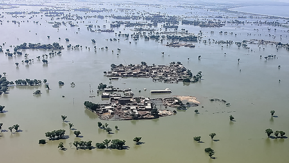 Một địa phương ở Pakistan chìm trong biển lũ do tác động của biến đổi khí hậu.  Ảnh: Getty Images