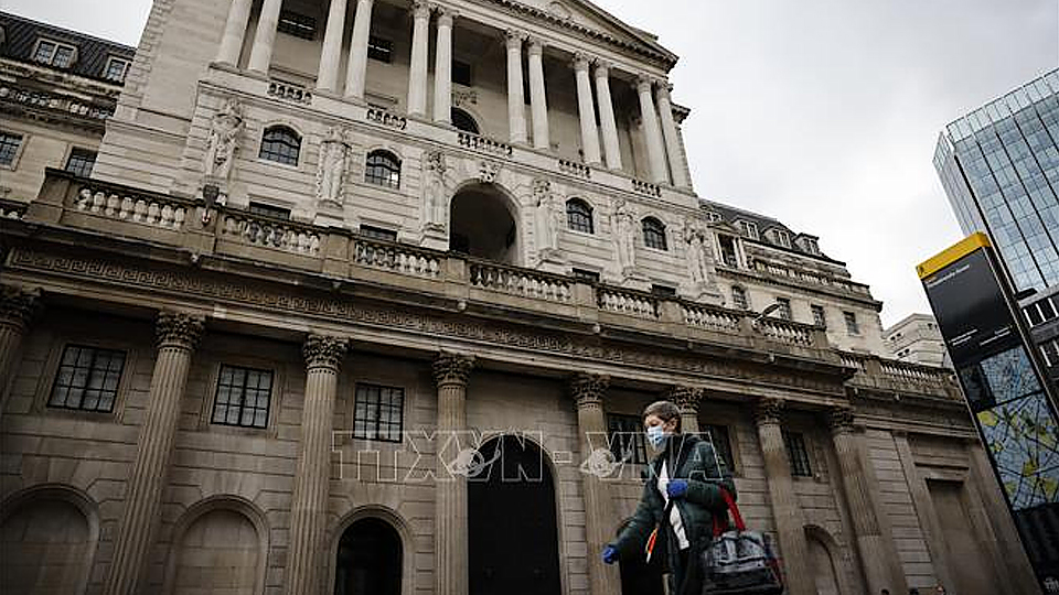 Quang cảnh bên ngoài Ngân hàng trung ương Anh (BoE) tại London. Ảnh: AFP/TTXVN