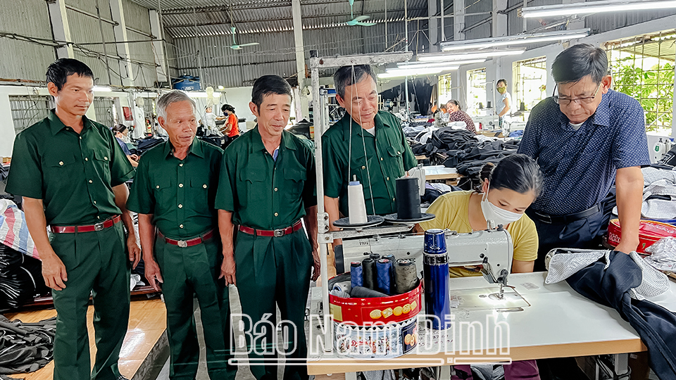 Các thành viên “Tổ cựu chiến binh vì dân” xã Yên Hồng thăm xưởng may của hội viên cựu chiến binh hoạt động ở khu tái định cư thôn Hoàng Nghị.