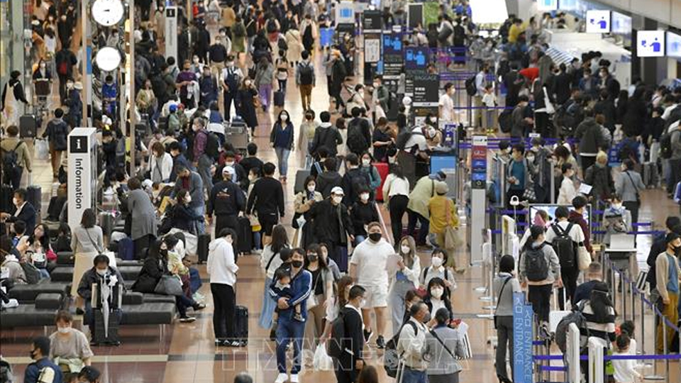 Hành khách tại sân bay Haneda ở thủ đô Tokyo, Nhật Bản. Ảnh: Kyodo/TTXVN