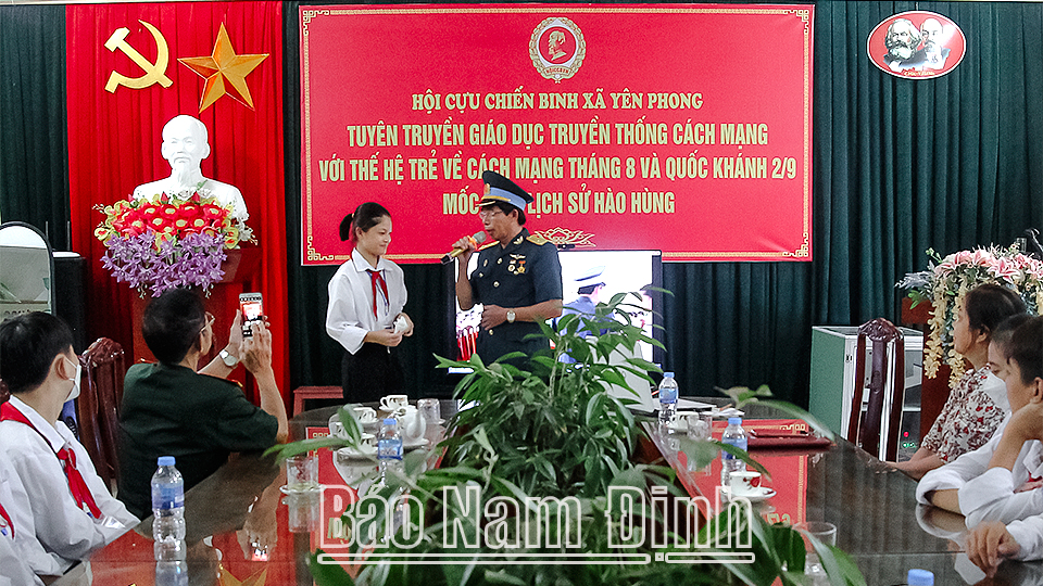 Cựu chiến binh huyện Ý Yên tham gia giáo dục truyền thống cho học sinh Trường THCS Yên Phong.  Ảnh: Hoa xuân
