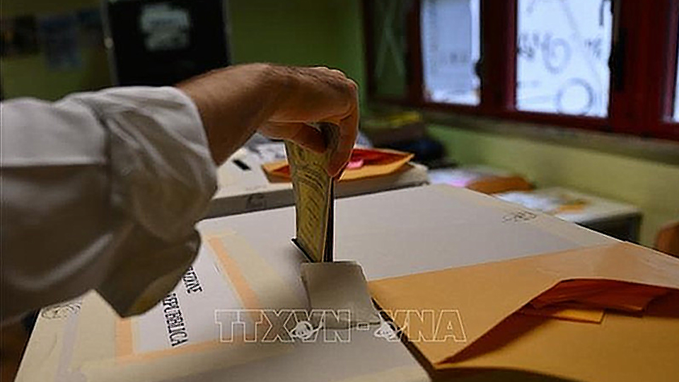 Cử tri bỏ phiếu trong cuộc tổng tuyển cử sớm tại Rome, Italia ngày 25/9/2022. (Ảnh: AFP/TTXVN)