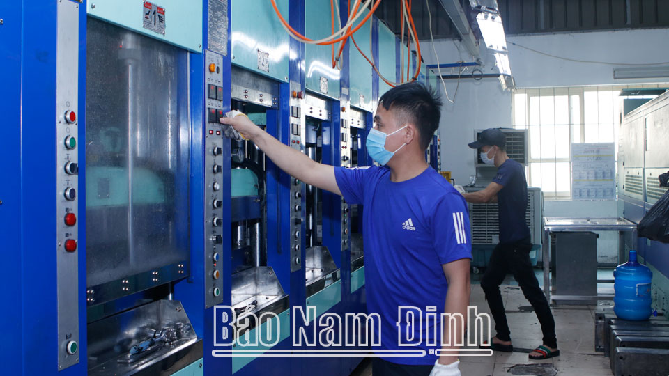 Công ty TNHH Gang Wei Việt Nam (KCN Hòa Xá) tạo việc làm, thu nhập ổn định cho trên 400 lao động.