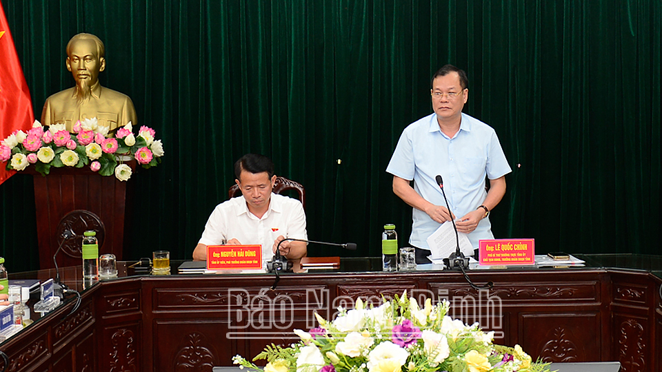 Đồng chí Lê Quốc Chỉnh, Phó Bí thư Thường trực Tỉnh ủy, Chủ tịch HĐND tỉnh, Trưởng đoàn Đoàn ĐBQH tỉnh phát biểu tại hội nghị.