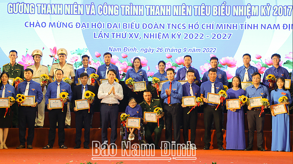 Đồng chí Nguyễn Ngọc Lương, Bí thư BCH Trung ương Đoàn, Chủ tịch Trung ương Hội LHTN Việt Nam và lãnh đạo Tỉnh Đoàn trao tặng chứng nhận cho các thanh niên tiêu biểu tỉnh giai đoạn 2017-2022.