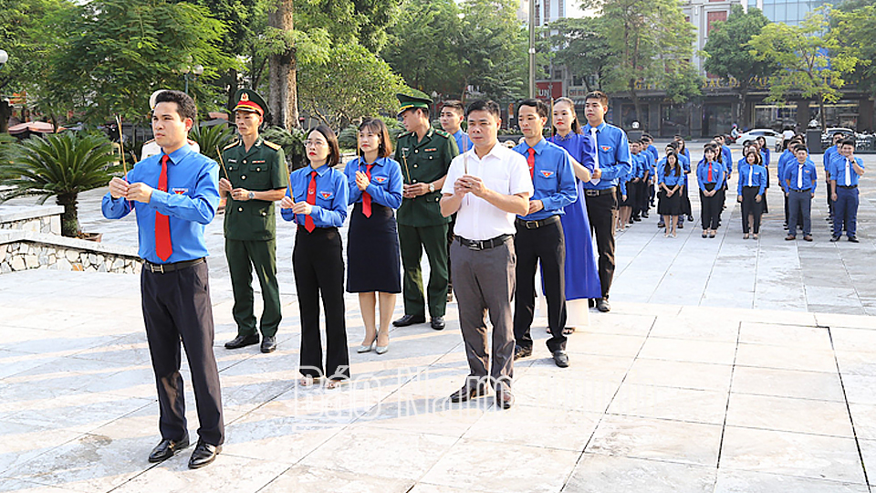 Đoàn đại biểu Đoàn TNCS Hồ Chí Minh tỉnh dâng hương tại Đài tưởng niệm các Anh hùng Liệt sĩ tỉnh.