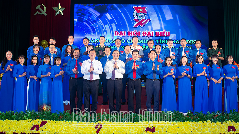 Các đồng chí lãnh đạo tỉnh và Trung ương Đoàn chúc mừng Ban Chấp hành Đoàn TNCS Hồ Chí Minh tỉnh lần thứ XV, nhiệm kỳ 2022-2027.