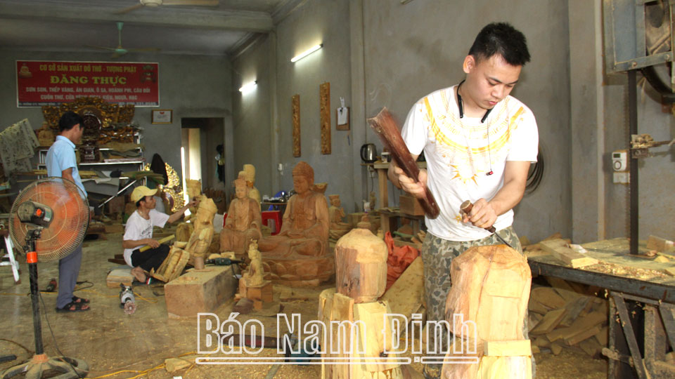 Nghề tạc tượng thờ truyền thống tạo việc làm và thu nhập tốt cho nhiều hội viên nông dân thôn Thượng Đồng, xã Yên Tiến (Ý Yên).