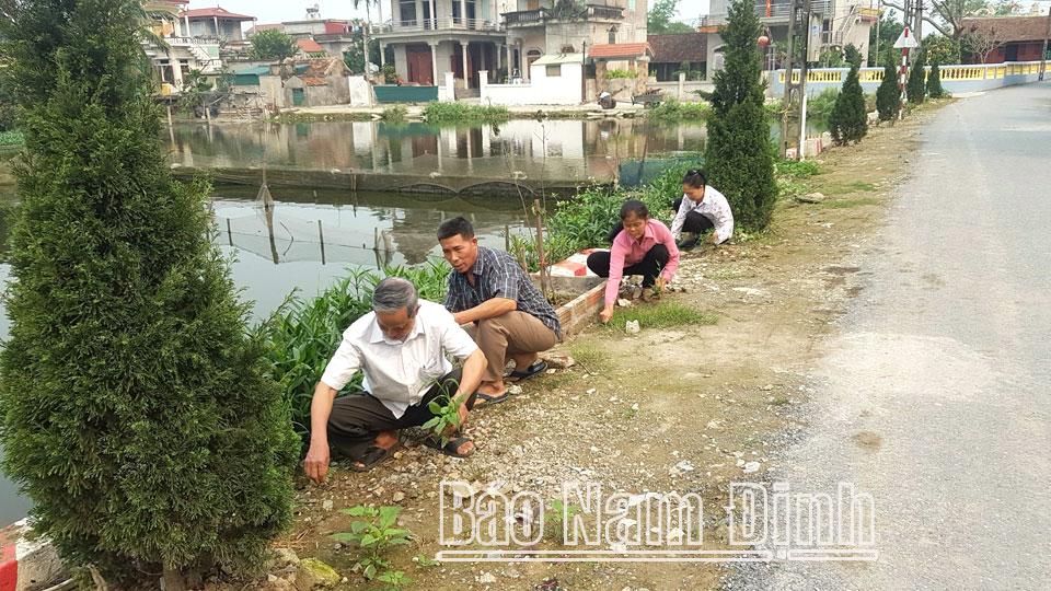 Hội viên nông dân thôn Chiền, xã Minh Tân tham gia vệ sinh đường làng ngõ xóm.  Bài và ảnh: Lam Hồng