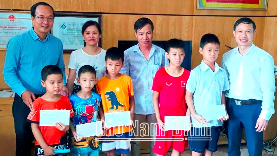 Hội Chữ thập đỏ phường Mỹ Xá (thành phố Nam Định) và các nhà tài trợ tặng quà, học bổng cho học sinh nghèo vượt khó học giỏi trên địa bàn phường.