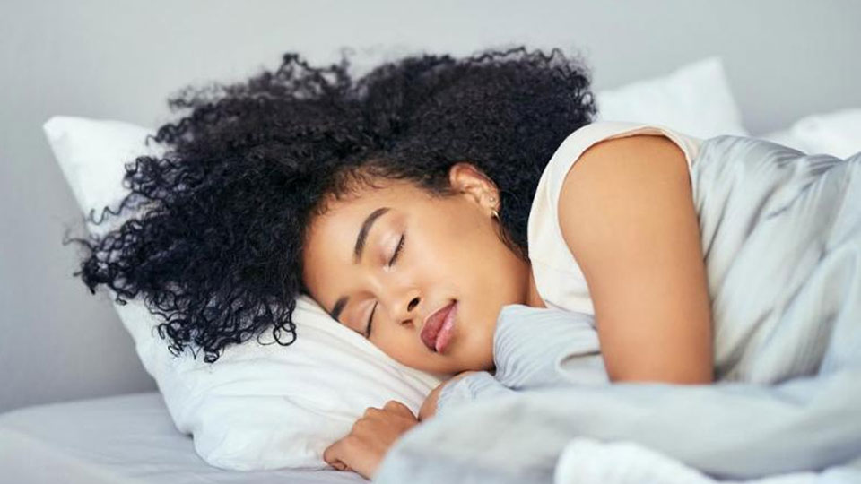 Tạp thói quen ngủ đúng giờ và sử dụng giường chỉ để ngủ.