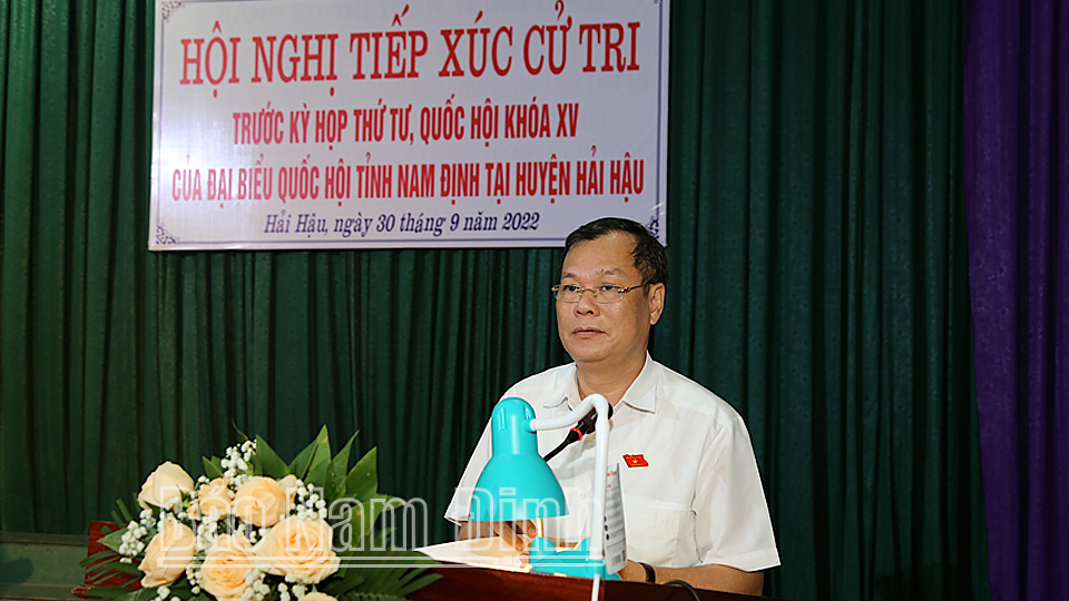Đồng chí Phó Bí thư Thường trực Tỉnh ủy Lê Quốc Chỉnh phát biểu tại buổi tiếp xúc cử tri huyện Hải Hậu.