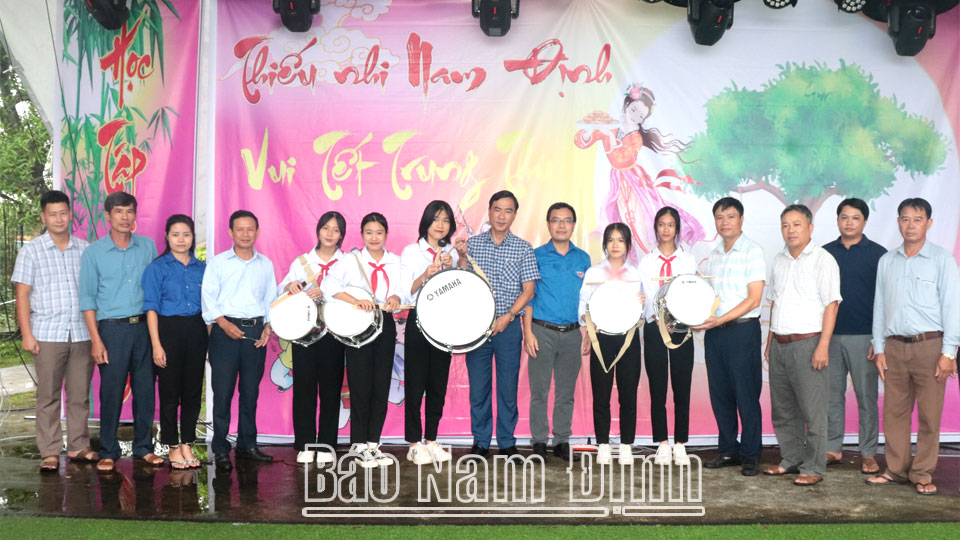 Các ban, ngành, đoàn thể của huyện Ý Yên tặng quà cho trẻ em xã Yên Thọ nhân dịp Tết Trung thu.