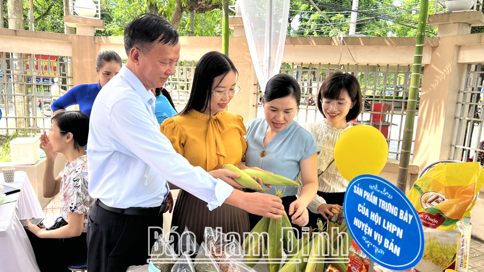 Hội viên phụ nữ huyện Vụ Bản giới thiệu các sản phẩm nông nghiệp sạch tiêu biểu của huyện.