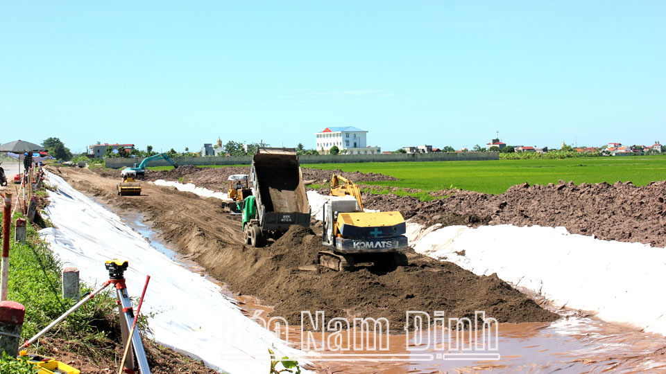 Thi công giai đoạn II Dự án đầu tư xây dựng tuyến đường tỉnh 490B trên địa bàn huyện Nghĩa Hưng.  Bài và ảnh: Thành Trung