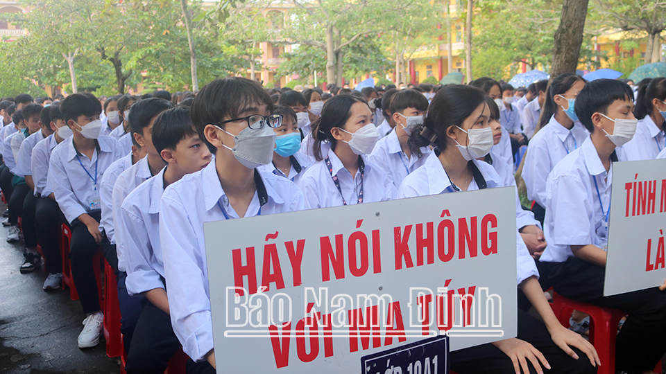 Học sinh Trường THPT C Hải Hậu nghe nói chuyện chuyên đề về phòng, chống ma túy và tệ nạn xã hội.