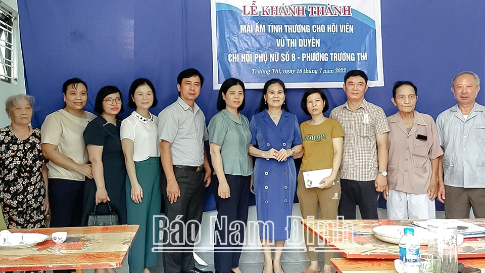 Hội Liên hiệp Phụ nữ thành phố Nam Định phối hợp với nhà tài trợ trao tặng nhà “Mái ấm tình thương” cho chị Vũ Thị Duyên, phường Trường Thi.