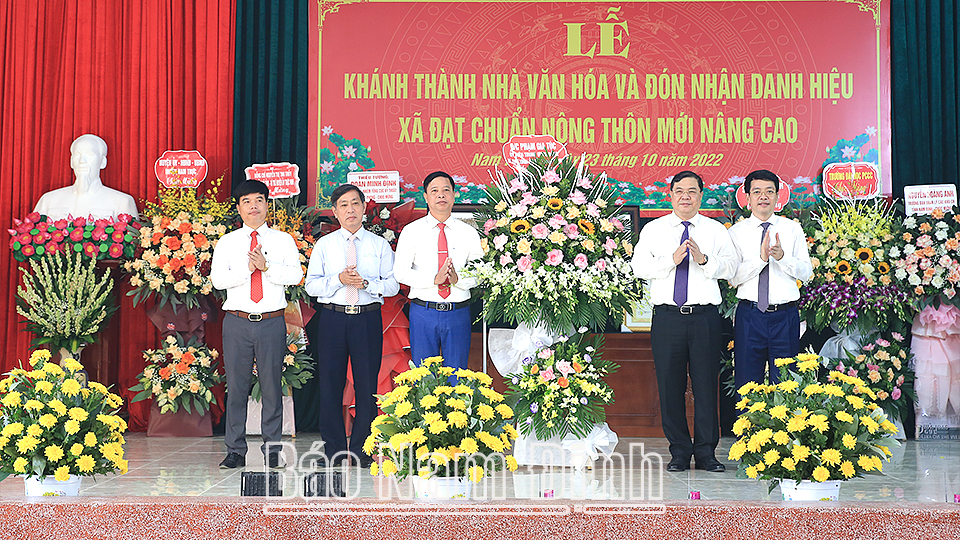 Đồng chí Bí thư Tỉnh uỷ Phạm Gia Túc tặng Đảng bộ, chính quyền và nhân dân xã Nam Thanh lẵng hoa tươi thắm.