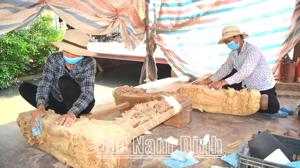 Được tiếp lực từ vốn ngân hàng, làng nghề đồ gỗ mỹ nghệ Hải Minh (Hải Hậu) đã khôi phục sản xuất ổn định sau đại dịch COVID-19, tạo việc làm và thu nhập cho người dân.