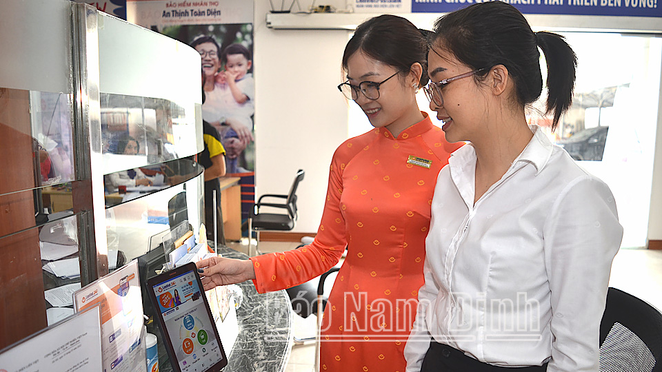 Người dân tiếp cận các dịch vụ ngân hàng số trên ứng dụng LienViet24h tại LienVietPostBank Chi nhánh Nam Định.