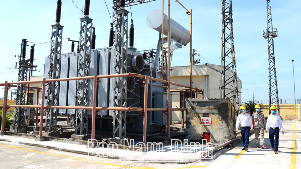 Quản lý, vận hành hệ thống điện đầu nguồn ở Trạm biến áp 110kV Nghĩa Lạc (Nghĩa Hưng).