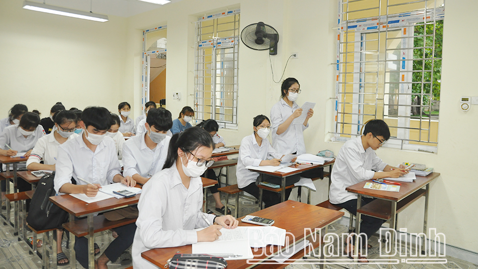 Học sinh Trường THPT Hoàng Văn Thụ (Vụ Bản) trong giờ học Toán.