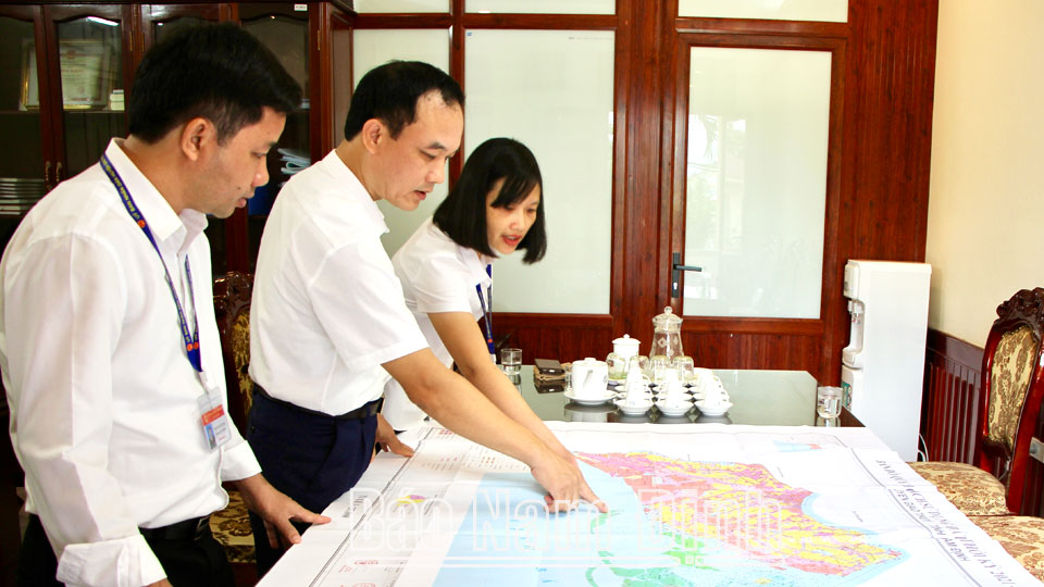 Lãnh đạo UBND huyện, Phòng Tài nguyên và Môi trường huyện Giao Thủy rà soát quy hoạch đất đai trên địa bàn để có phương án nâng cao hiệu quả quản lý tài nguyên đất.