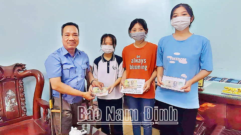 Đại diện Nhóm thiện nguyện Thiện Tâm Nam Định trao học bổng hàng tháng của các nhà tài trợ cho 3 em học sinh mồ côi ở huyện Ý Yên.