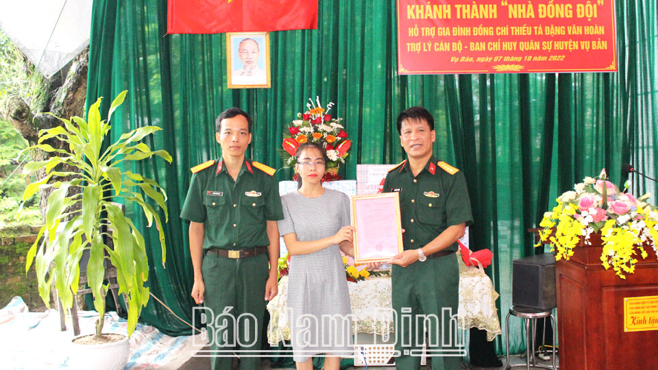 Lãnh đạo Bộ CHQS tỉnh trao quyết định và quà hỗ trợ gia đình Thiếu tá Đặng Văn Hoàn, Trợ lý cán bộ, Ban CHQS huyện Vụ Bản nhân dịp khánh thành “Nhà đồng đội”.