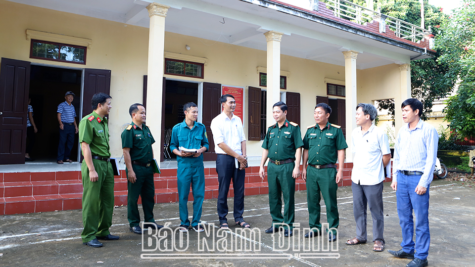 Ban CHQS huyện Ý Yên trao đổi với lãnh đạo xã Yên Dương về công tác tuyển quân năm 2023.