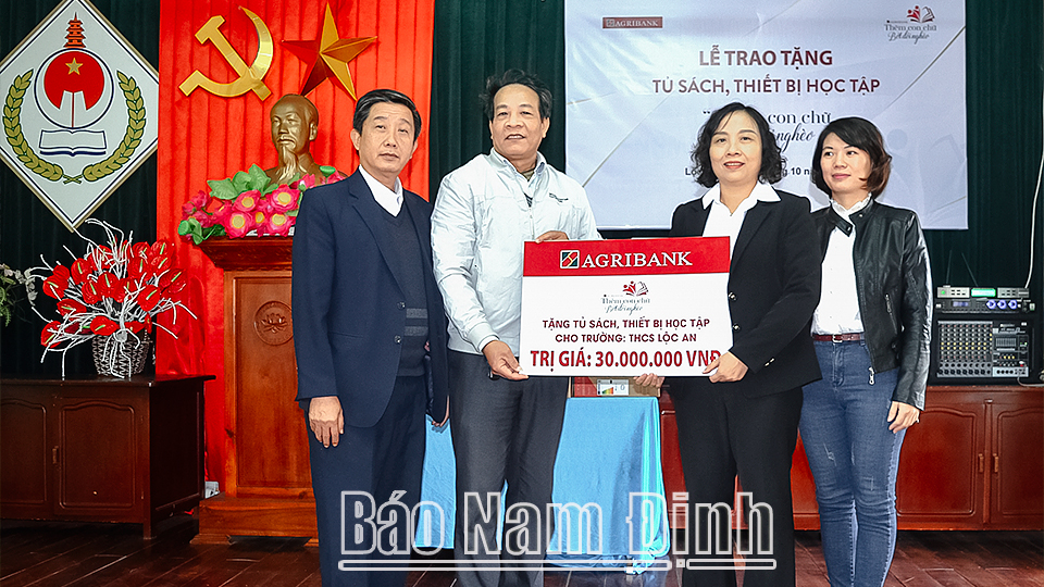 Lãnh đạo Agribank Chi nhánh Bắc Nam Định trao tặng tủ sách, thiết bị học tập cho đại diện trường THCS Lộc An (thành phố Nam Định).