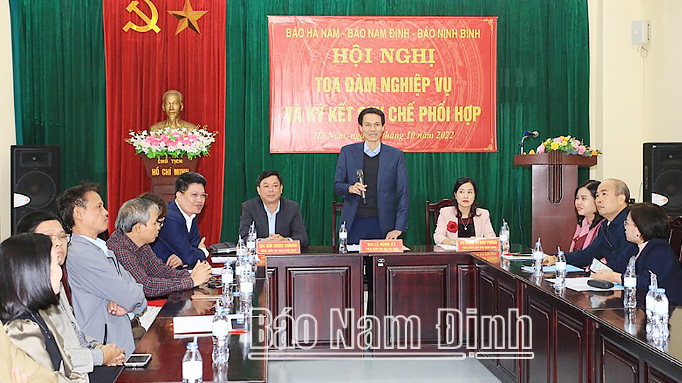 Đồng chí Lê Hồng Kỳ, TUV, Tổng biên tập Báo Hà Nam phát biểu tại hội nghị.