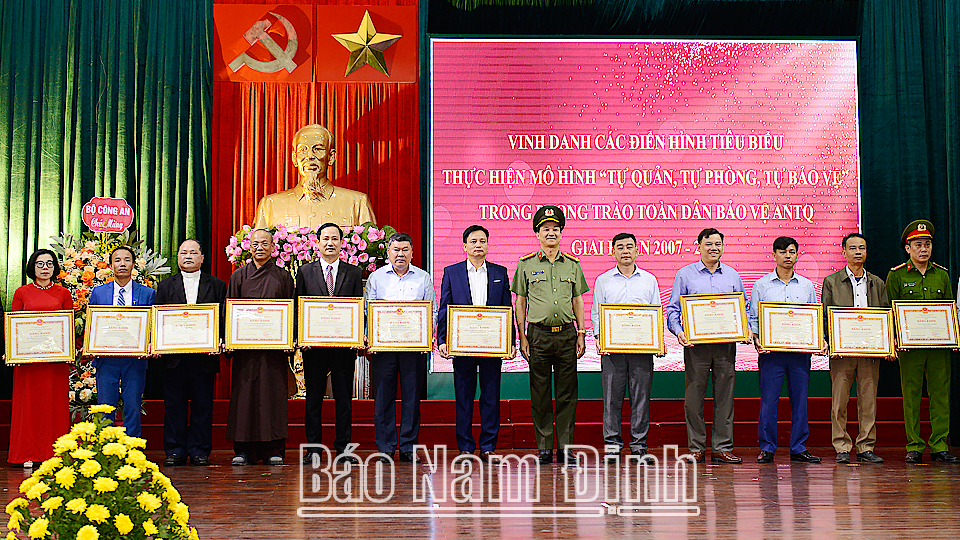 Thừa uỷ quyền, Đại tá Trần Minh Tiến, Ủy viên Ban TVTU, đồng chí Giám đốc Công an tỉnh trao Bằng khen của UBND tỉnh cho các tập thể, cá nhân tiêu biểu.