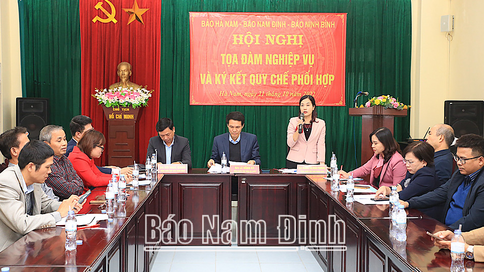 Đồng chí Hoàng Thị Hoài Phương, TUV, Tổng biên tập Báo Nam Định phát biểu tại Hội nghị.