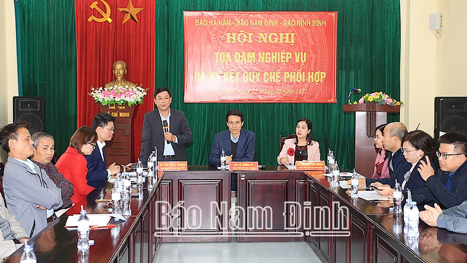 Đồng chí Bùi Ngọc Quang, TUV, Tổng biên tập Báo Ninh Bình phát biểu tại Hội nghị.