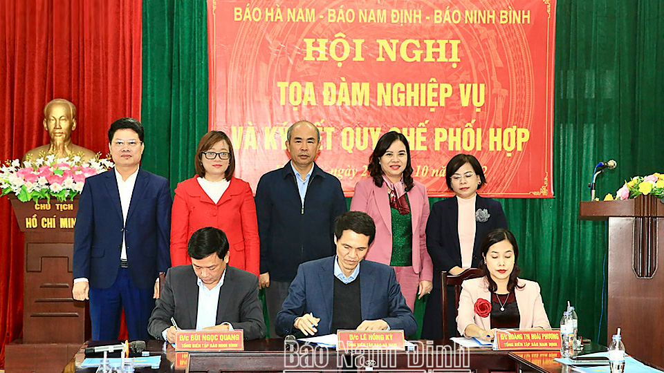 Các đồng chí lãnh đạo Báo Hà Nam, Báo Nam Định, Báo Ninh Bình ký kết quy chế phối hợp.